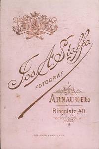 Jos. A. Staffa, fotograf - Arnau e/d Elbe, Ringplatz 40 – bez názvu (vojáček a houpací kůň)