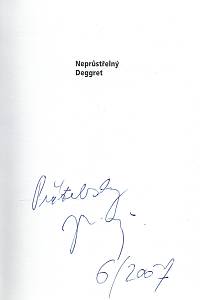 Majcher, Jan – Neprůstřelný Deggret : nefalšované záznamy a črty ze života jistého Deggreta (inspektora) (podpis)